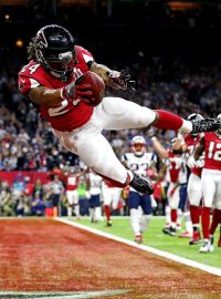 První poločas patřil Falcons položil i Devonta Freeman