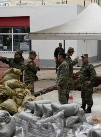 Vojáci při místě nálezu bomby z druhé světové války