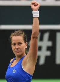 Barbora Strýcová se raduje z vítězství