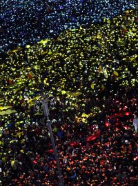 Protivládní demonstranti na náměstí Vítězství v Bukurešti vytvořili rumunskou vlajku