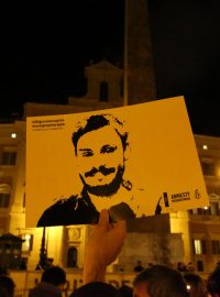 Zavražděný, jehož tělo neslo známky krutého mučení, byl identifikován jako 28letý Ital Giulio Regeni. Na snímku pietní shromáždění v Římě k prvnímu výročí Regeniho smrti.