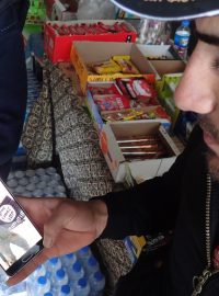 Munír se účastnil s křesťanskými jednotkami osvobozování Karakóše, na fotce v mobilu je s ukořistěnou vlajkou organizace Islámský stát