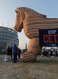 Proti obchodní dohodě CETA protestovali lidé na ulici i v europarlamentu