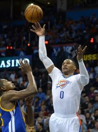 Dříve hráli Westbrook a Durant (vpravo) společně za Oklahomu. Nyní už jsou soupeři