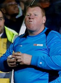 Wayne Shaw snědl koláč přímo na střídačce, kvůli tomu už v Suttonu nepůsobí