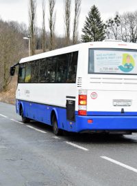 Po silnici jezdí stovky aut denně včetně linkových autobusů