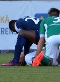 Francis Koné dává první pomoc Martinu Berkovcovi