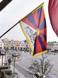 Na havlíčkobrodské radnici zavlála tibetská vlajka v rámci každoroční mezinárodní akce Vlajka pro Tibet. Na snímku pracovník radnice Jaroslav Šlégr při instalaci vlajky.