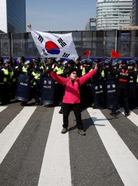 Protesty v Jižní Koreji mají tři oběti, policie je v pohotovosti