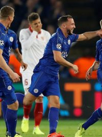 Marc Albrighton se spoluhráči slaví rozhodující gól