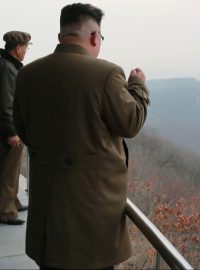 Severokorejský vůdce Kim Čong-un sleduje na fotografii státní agentury KCNA test nového raketového motoru