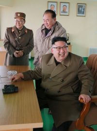 Severokorejský vůdce Kim Čong-un sleduje na fotografii státní agentury KCNA test nového raketového motoru
