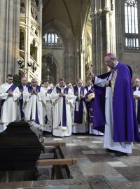 Duchovní ukládají rakev s ostatky kardinála Miloslava Vlka do arcibiskupské hrobky v zadní části katedrály svatého Víta na Pražském hradě. Olomoucký arcibiskup Jan Graubner pronesl několik slov