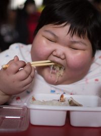 Mladou Číňanku čeká odtučňovací kůra. V sedmi letech Xiao Yun váží 74 kilo