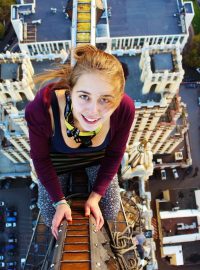 Rooftoppeři se fotí na vrcholcích mrakodrapů po celém světě