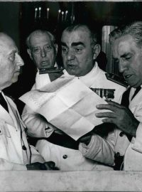 Tři generálové: Luis Carrero Blanco (uprostřed) s Franciscem Francem (vlevo) a Agustinem Grandesem. Archivní snímek z července 1962.