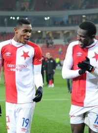 Fotbalisté Slavie Simon Deli (vlevo) a Michael Ngadeu