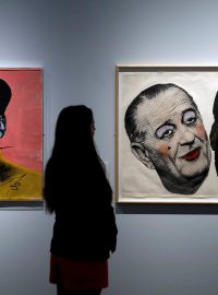 Vlevo jeden z portrétů Mao Ce-tunga, které vytvořil Andy Warhol