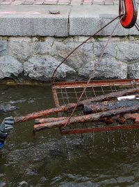 Další potápěč Jiří zůstává na lodi a se svým kolegou komunikuje přes speciální zařízení.