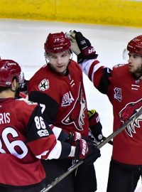 Radim Vrbata (druhý zprava) dal Vancouveru dva góly, při power play soupeře už prázdnou branku minul