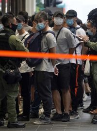 Během čínského státního svátku zadržela policie v hongkongském Causeway Bay desítky demonstrantů