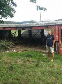 Opuštěný vagon u Vlachova Březí je jedním z objektů zájmu železničářského nadšence Petra Záhorského