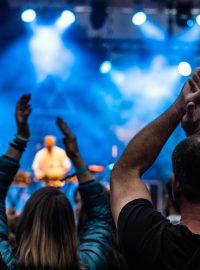 Publikum na sobotní Radio Wave New Stagei na festivalu Metronome v roce 2018