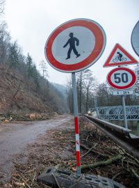 Práce na zabezpečení svahu v Brandýse nad Orlicí