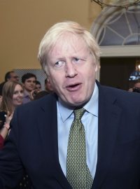 Premiér Boris Johnson přijímá gratulace