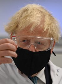 Britský premiér Boris Johnson s vakcínou od AstraZeneca