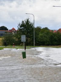 Zaplavená silnice mezi Mněticemi a Černou za Bory