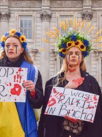 Ukrajinky protestující proti masakru v Buči. (ilustrační foto)