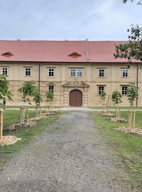 Opravené křídlo hospodářského dvora zámku Zákupy
