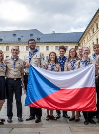 Zástupci české výpravy světového skautského jamboree, které se letos koná v Jižní Koreji, převzali od prezidenta Petra Pavla českou vlajku