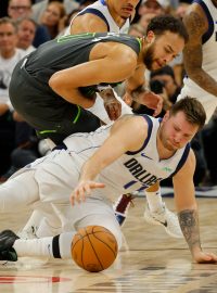 Luka Dončić bojující o míč v zápase proti Minnesotě