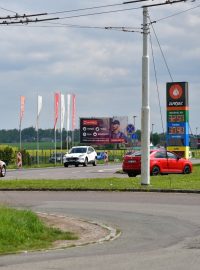 Čerpací stanice u silnice mezi pardubickou čtvrtí Jesničánky a Dražkovicemi