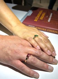 Repliky párových snubních prstenů Petra Voka z Rožmberka a Kateřiny z Ludanic vystavuje klášter ve Vyšším Brodě