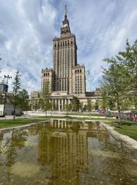 Stavba Paláce kultury a vědy stála 700 milionů zlotých. Pracovaly na ní tisíce dělníků, kteří kvůli ní nejdřív museli zbořit 170 obytných domů
