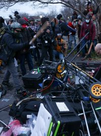Zničená televizní technika po protestech u Kapitolu.