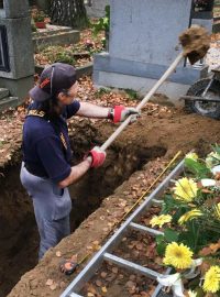 Hrobník na pardubickém hřbitově kope další z hrobů. Letos na podzim má výrazně víc práce