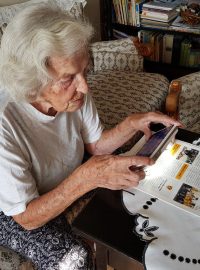 Paní Eliška čte kamerovou lupou