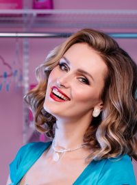 Tradwife označuje ženu, která se hlásí k tradičním rodinným rolím a hodnotám. Tyto ženy se zaměřují na péči o domácnost, manžela a děti a sdílejí svůj životní styl online