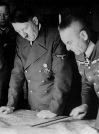 Adolf Hitler (uprostřed) při poradě s generálem Walterem von Brauchitschem (vlevo) a generálem Franzem Halderem o operacích na východní frontě - srpen 1941