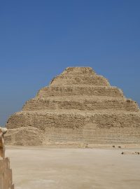 Džoserova pyramida neboli Stupňovitá pyramida v Sakkáře