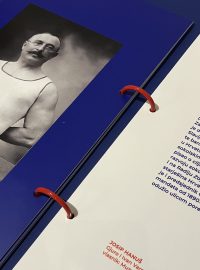 Autoři výstavy doplnili stálou muzejní expozici nejen o historické předměty a fotografie, ale také o šedesátku životopisů osobností českého původu