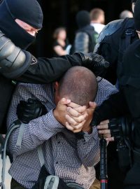 Policie zasahuje při demonstraci v Bělorusku.