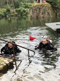 Potápěči David Vondrášek a Václav Gabriel ve speciální kabině ponořené v desetimetrové hloubce strávili týden