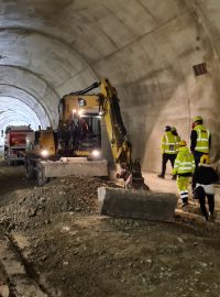 Hrubá stavba tramvajového tunelu v Brně podél budoucího VMO Žabovřeská