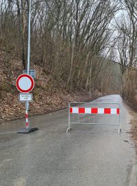 Silný vítr vylámal nebo nebezpečně nalonil desítky stromů mezi brněnkou Lišní a Podolím. Cesta mezi obcemi je kvůli tomu od začátku týdne uzavřená