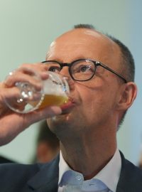 Volební lídr unie CDU/CSU Friedrich Merz slaví vítězství ve volbách do německého parlamentu